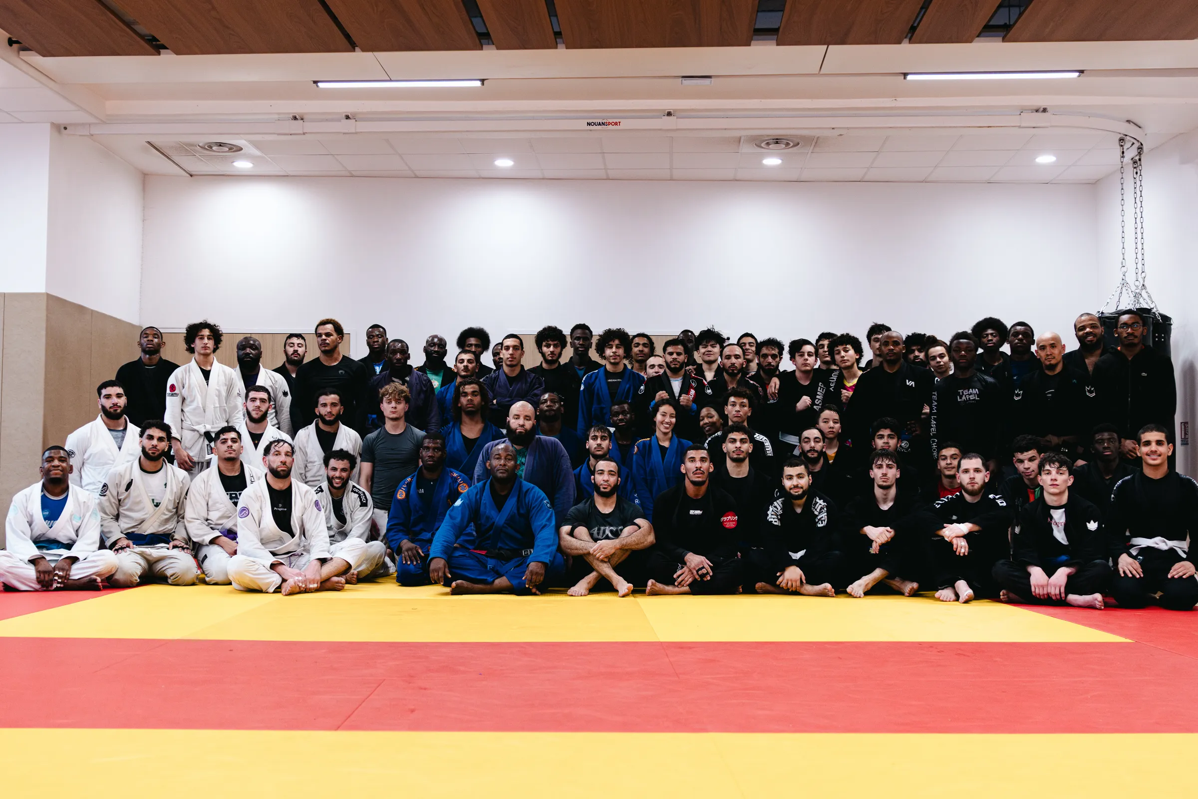 Le groupe Camp des Loups réuni sur le tatami après une séance de Jiu-Jitsu Brésilien et Grappling à Villejuif